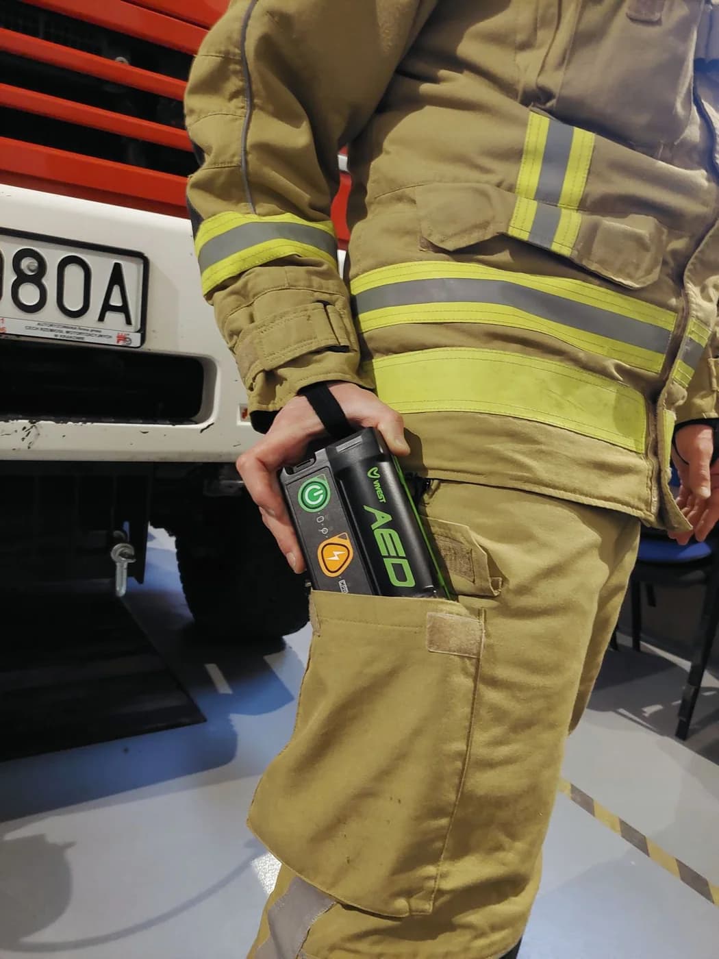 Strażak OSP z Pocket AED P1 w kieszeni spodni bojowych