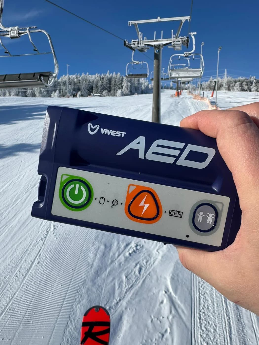 Pocket AED P3 w dłoni na stoku narciarskim