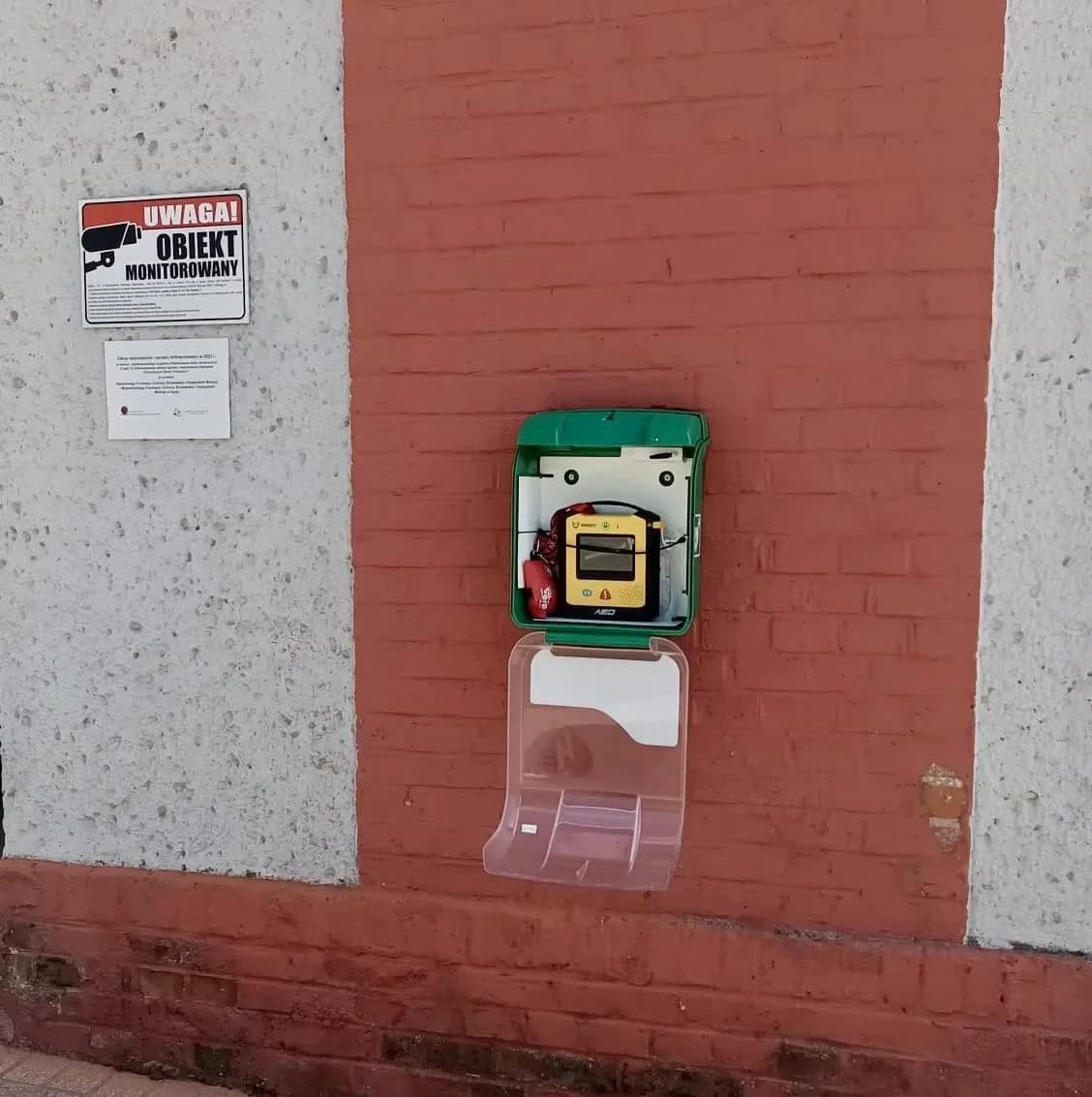 ViVest w zielonej kasetce na ceglanej ścianie remizy OSP Olszowa