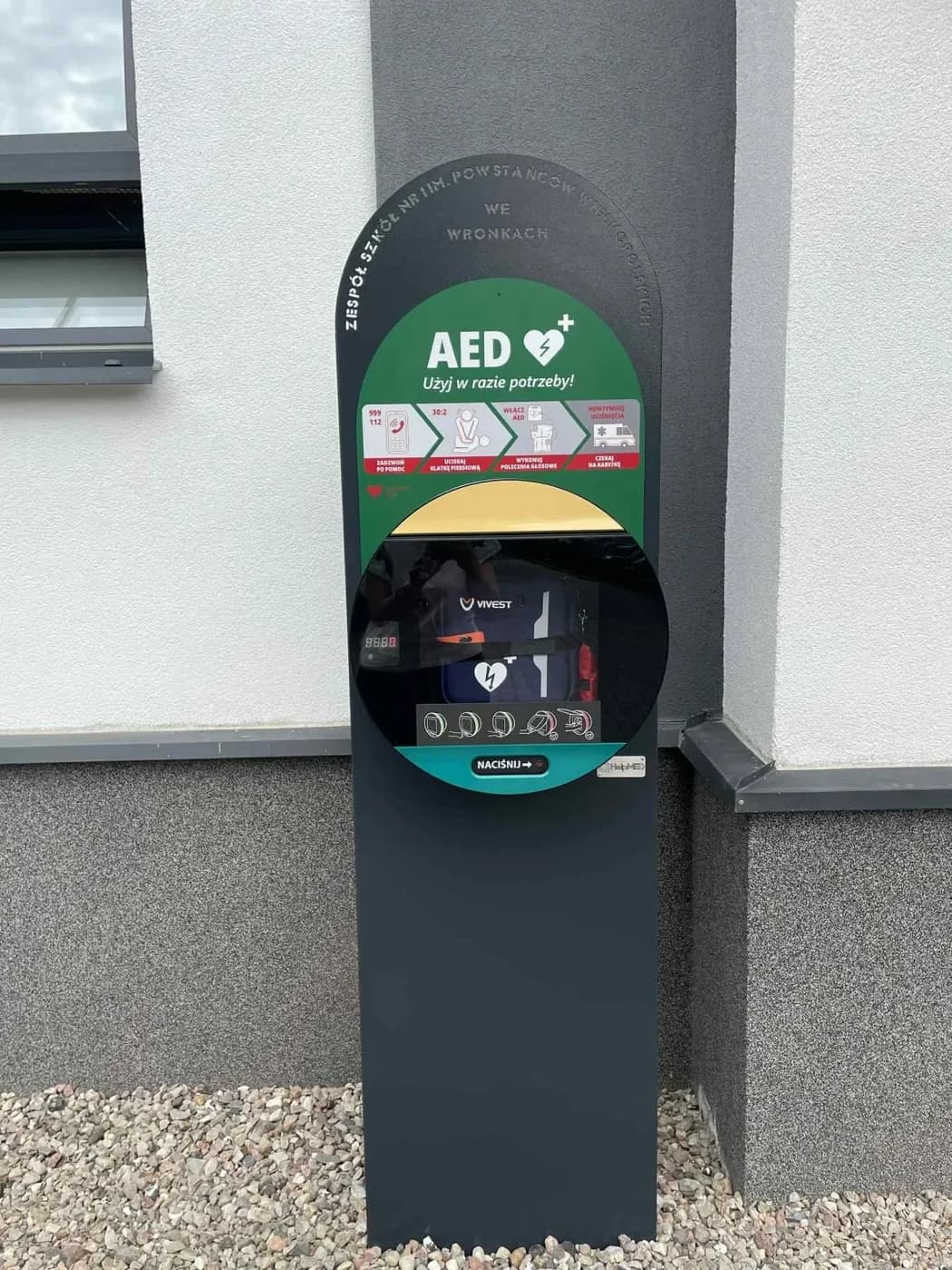 Totem AED z defibrylatorem ViVest przed Zespołem Szkół nr 1 we Wronkach